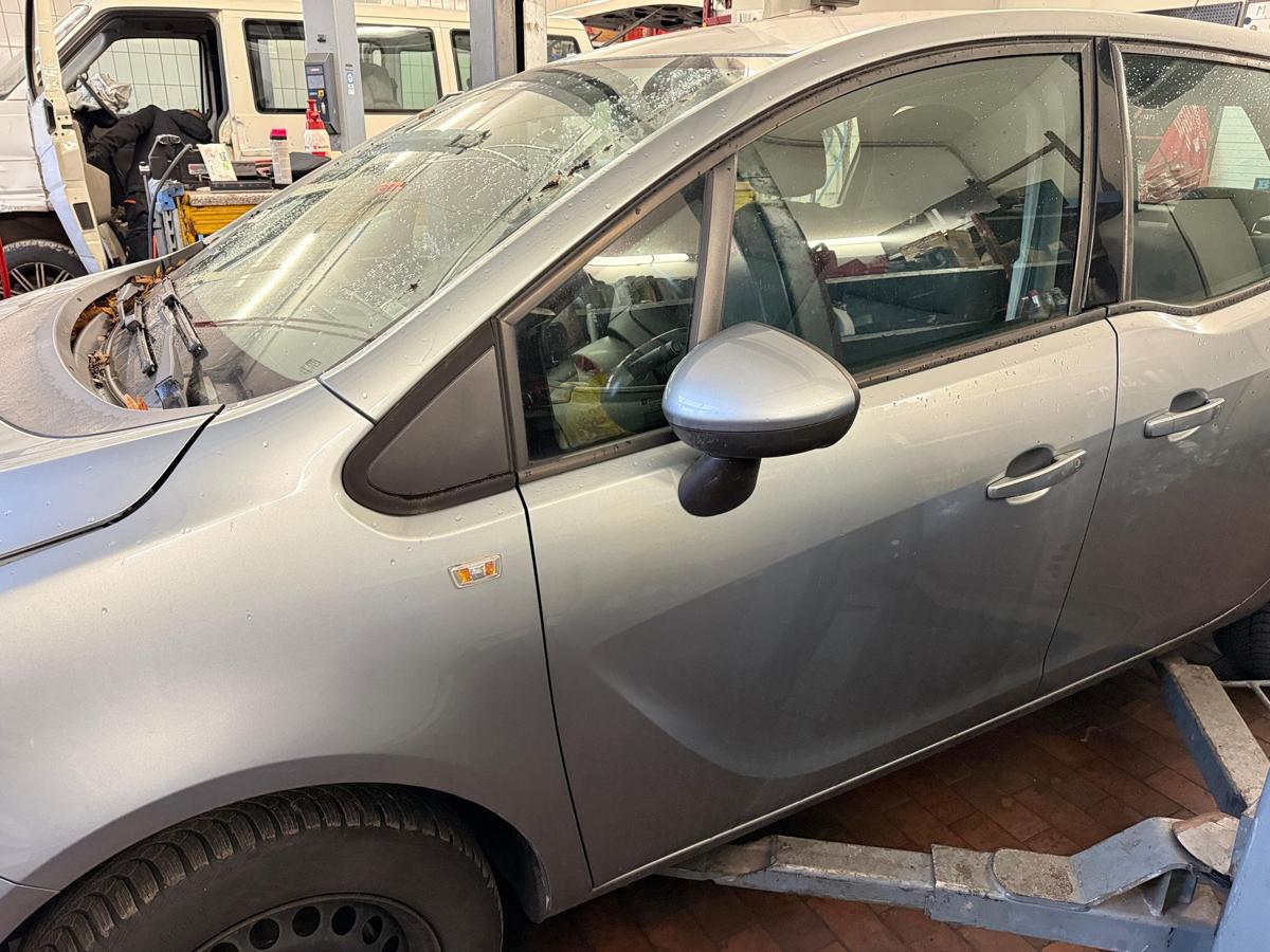 Opel Meriva B BJ10 original T&uuml;r vorn links Z179 Silbersee Metallic Rohbau